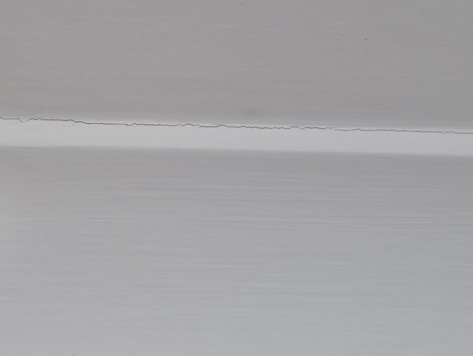 Daño en pintura de cielo raso por filtración de agua